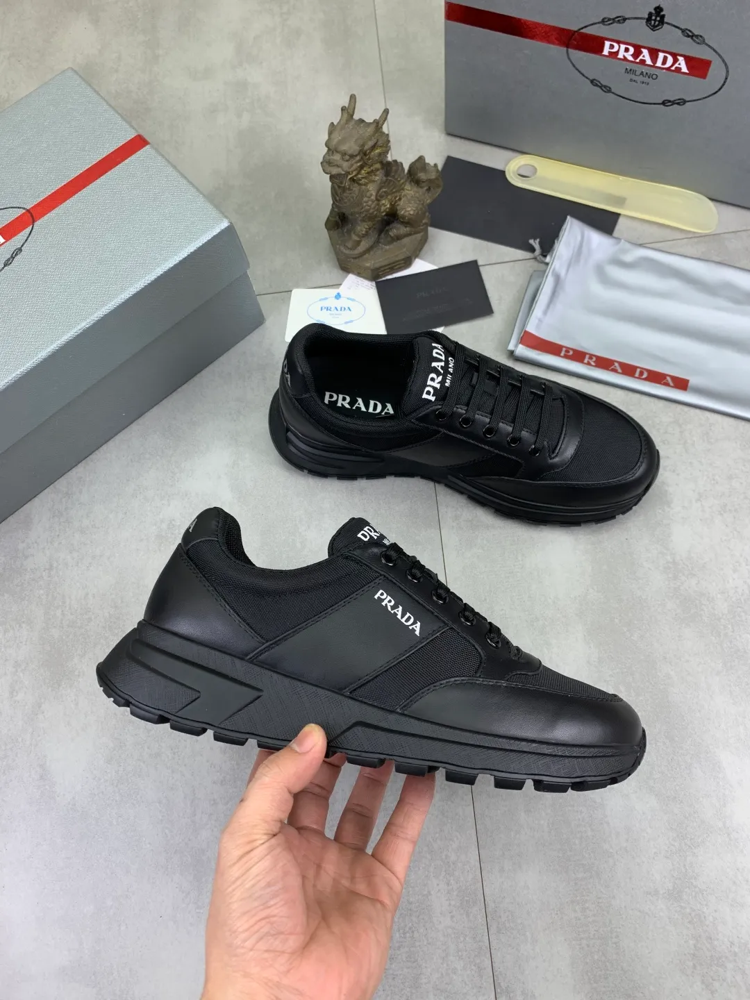 Men's men's shoes P560💰 [Real Price] Popular models are on the official website, 🆘 Trendy brand (Prada) mainly promotes popular models, avant-garde and versatile fashionable men's shoes private version mold opening, cowhide surface splicing 1:1.. Stylish and simple, original imported cowhide lining cowhide feet; the atmosphere and personality are more fashionable, eye-catching and pursuing class. It will subvert the old ideas and be a must-have for fashionistas who want to spend time with you! Must keep it! Tall and comfortable, large and low, high-end quality workmanship. Code number: 38-44 (45 customized) 2️⃣ optional.